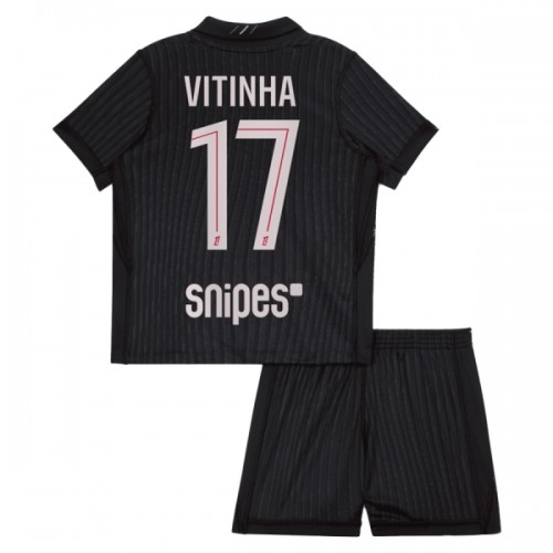 Ensemble Maillot Paris Saint-Germain Vitinha 17 Quatrième Jordan 2025-26 Enfant Ensemble Maillot Paris Saint-Germain Vitinha 17 Quatrième Jordan 2025-26 Enfant