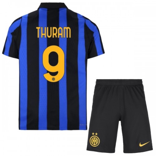 Ensemble Maillot Inter Milan Thuram 9 Domicile 2026-27 Enfant Ensemble Maillot Inter Milan Thuram 9 Domicile 2026-27 Enfant