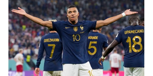 France 2-1 Danemark, devenant la première équipe à se qualifier